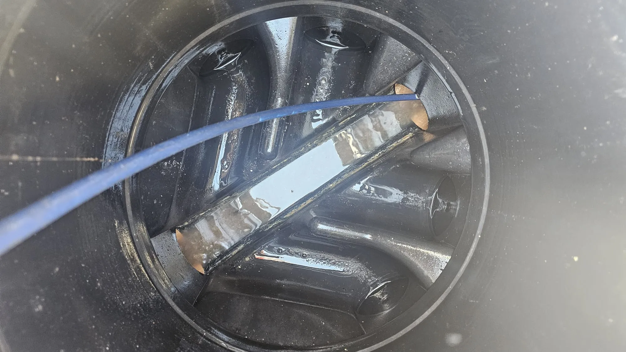 Drain unblocking tool inserted into chamber